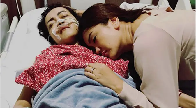 Setelah beberapa bulan menjalani perawatan akibat kanker serviks stadium 4, kondisi Julia Perez makin menurun. Hal itu dikatakan oleh adiknya, Nia Anggia. (dok. Instagram)