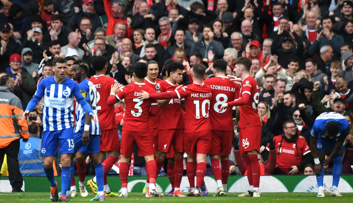 Para pemain Liverpool melakukan selebrasi setelah Mohamed Salah mencetak gol kedua selama pertandingan sepak bola Liga Premier Inggris melawan Brighton and Hove di Stadion Anfield, Liverpool, Inggris, Minggu, 31 Maret 2024. (AP Photo/Rui Vieira)