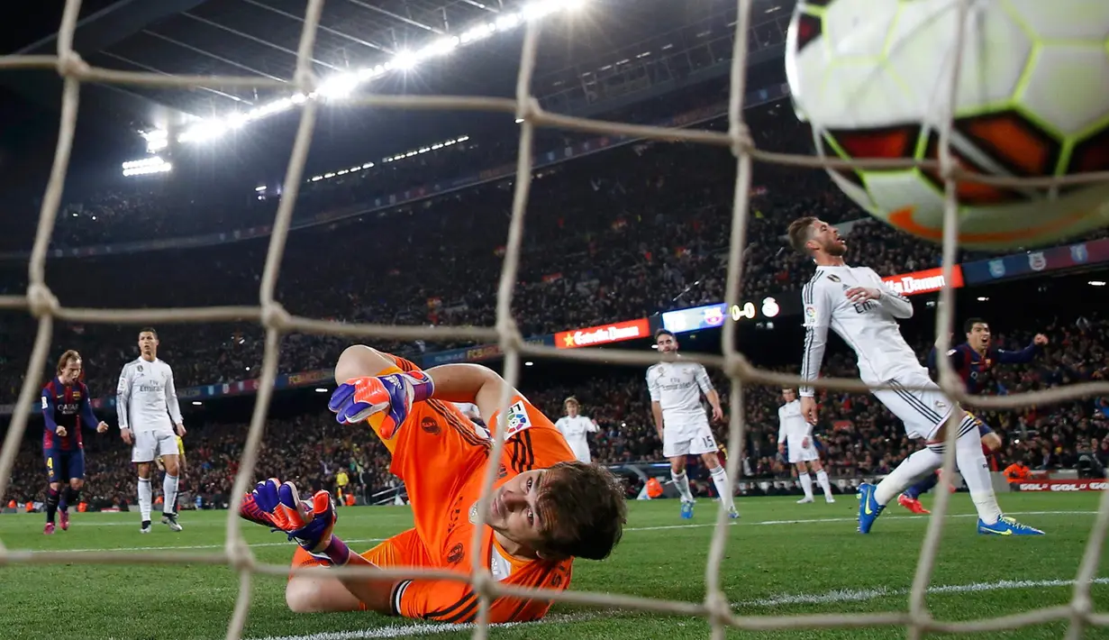 Kiper Real Madrid, Ikker Casillas gagal menghalau sundulan Bek Barcelona Jeremy Mathieu pada laga Liga Spanyol di Stadion Nou Camp, Senin (23/3/2015). Barcelona Menang 2-1 atas Real Madrid. (Reuters/Paul Hanna)