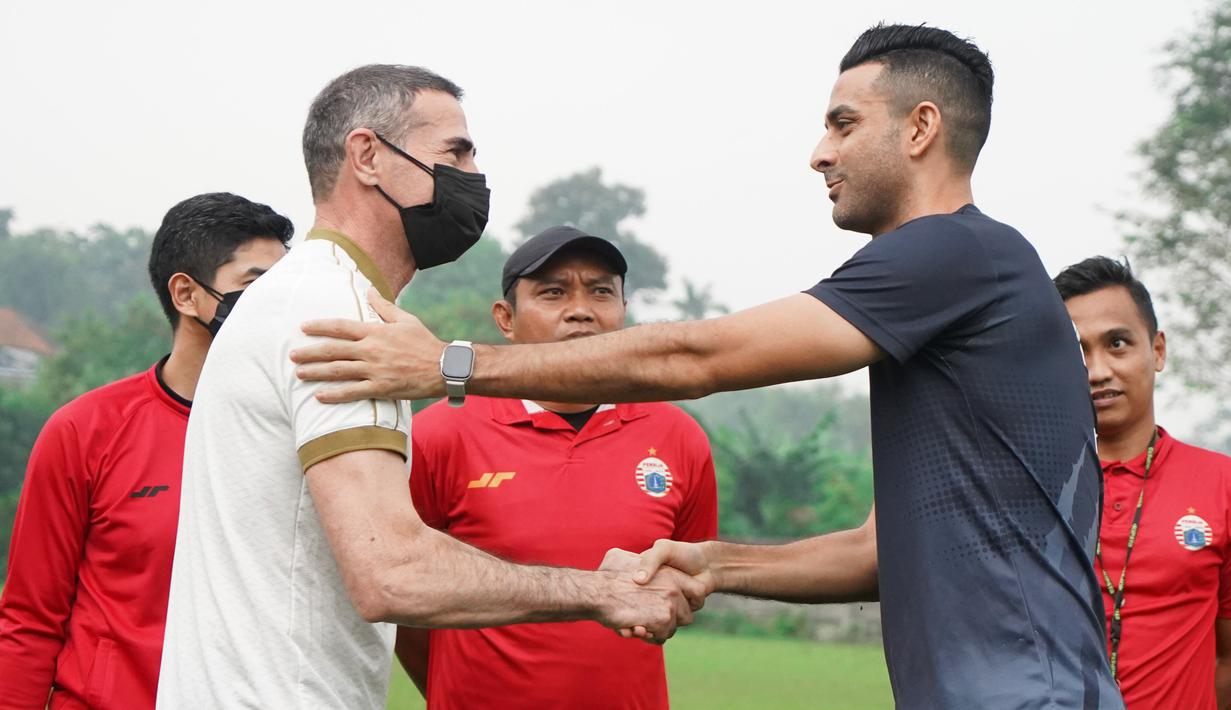 Kedatangan Angelo disambut dengan jabatan hangat oleh penyerang andalan Persija, Marco Simic. Angelo mengungkapkan bahwa alasan dirinya memilih Persija Jakarta yakni karena Macan Kemayoran memiliki kesempatan besar untuk memenangi Liga 1 2021. (Foto: Dok. Persija Jakarta)