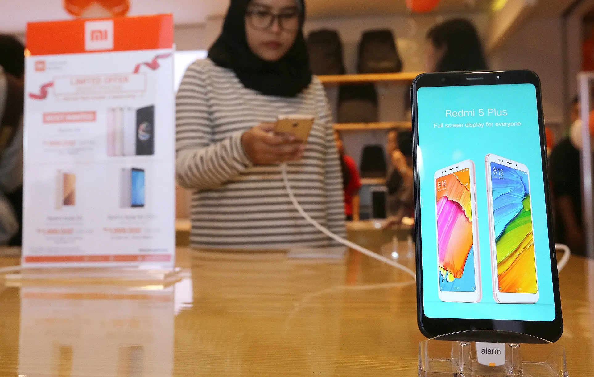 Pelanggan Mi Store MKG menjajal produk yang dijual di toko resmi terbaru Xiaomi tersebut (Foto: Dok Xiaomi Indonesia)