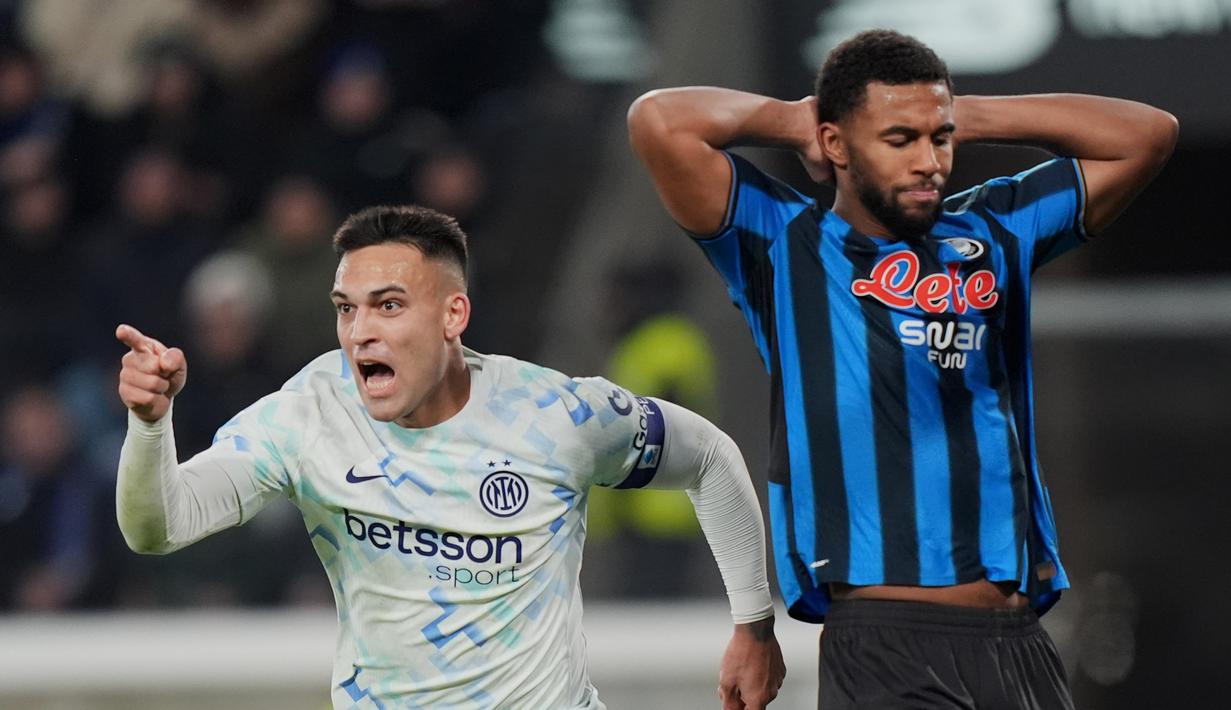 Pemain Inter Milan, Lautaro Martinez, melakukan selebrasi setelah mencetak gol ke gawang Atalanta pada pekan ke-17 Liga Italia di Stadion Gewiss, Bergamo, pada Senin (29/12/2025) dini hari WIB. Nerazzurri menang 1-0. (Spada/LaPresse via AP)