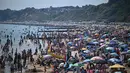 Para pengunjung berjemur menikmati sinar matahari di Pantai Bournemouth, Selatan Inggris pada Selasa 26 Mei 2026, saat kondisi gelombang panas menyebar ke sebagian wilayah tenggara Inggris dan London. (JUSTIN TALLIS/AFP)