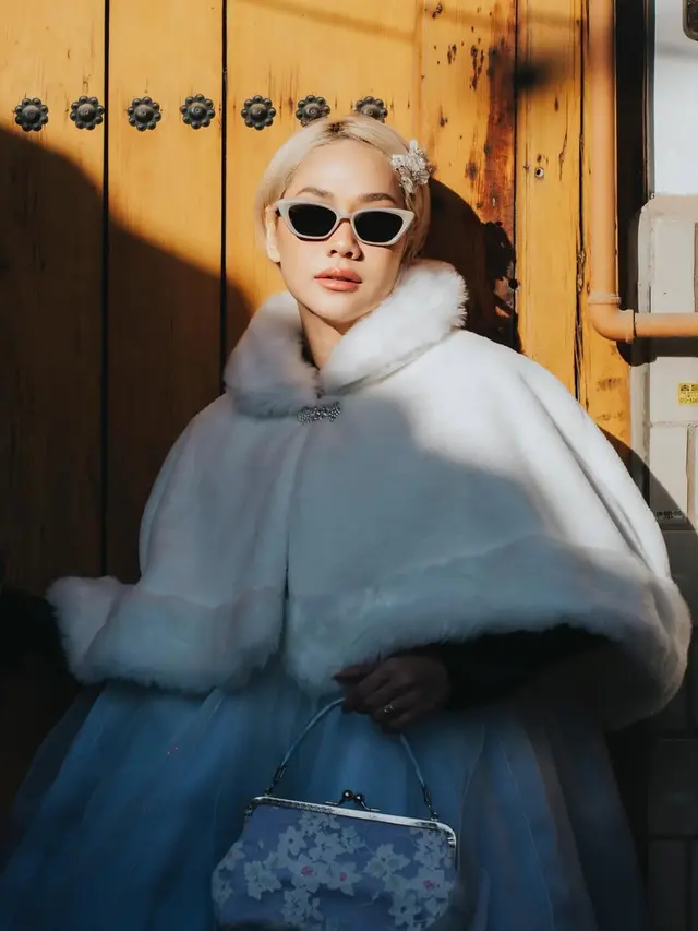 6 Potret OOTD BCL Selama di Korea Selatan, Paduan Pas dengan Rambut Pixie Cut