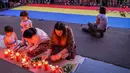 Warga menyalakan lilin untuk memperingati gadis berusia 15 tahun Alexandra yang terbunuh di depan Kementerian Dalam Negeri Rumania di Bucharest (27/7/2019). Alexandra  sempat memberikan petunjuk kepada polisi tentang tempat ia ditahan pengemudi mobil yang menjemputnya. (AFP Photo/Daniel Mihailescu)