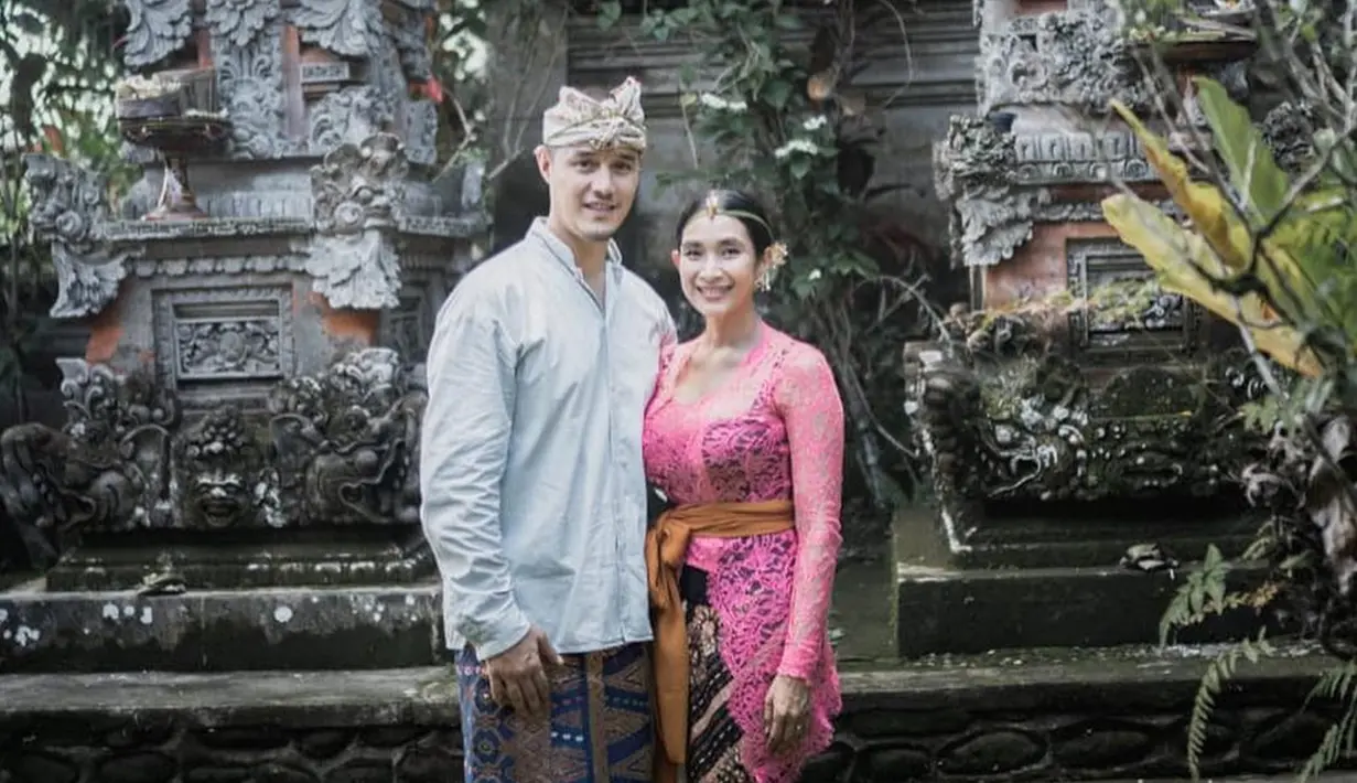 Keduanya melangsungkan pernikahan di Puri Sareh, Gianyar, Bali. Wanita yang kini berusia 39 tahun ini terlihat awet muda bahkan tetap cantik dengan kebaya Bali. Untuk menghormati pernikahan mereka, Happy Saslma di beri nama Jero Happy Salma Wanasari.(Liputan6.com/IG/@happysalma)