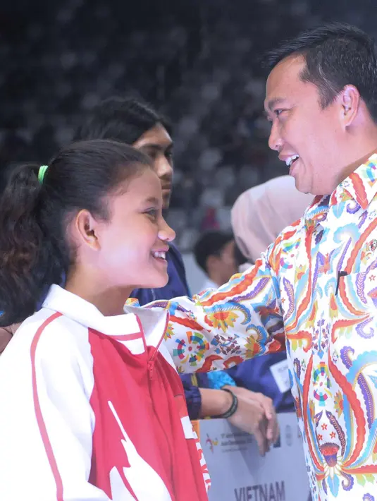 Menpora, Imam Nahrawi menyalami atlet Indonesia usai membuka Kejuaraan Junior Senam Artistik Asia ke-15 di Istora Senayan, Jakarta, Rabu (25/4). 20 negera ambil bagian pada ajang ini dengan total kontingen 286 orang. (Liputan6.com/Helmi Fithriansyah)