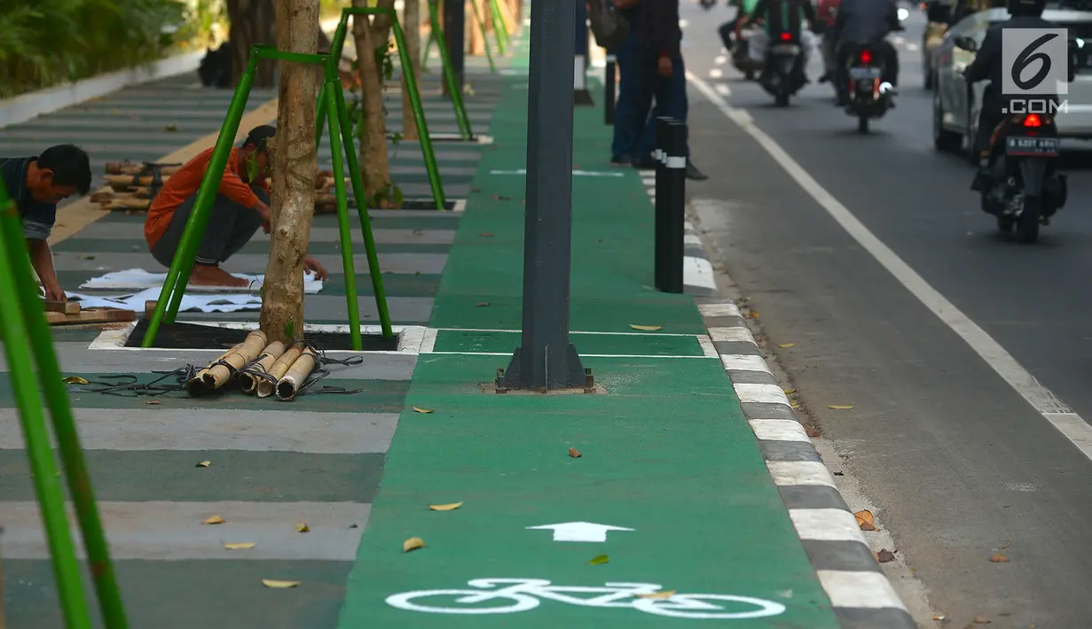 Penampakan jalur sepeda di kawasan Gelora Bung Karno (GBK), Jalan Asia Afrika, Jakarta, Selasa (31/7). PLN menyatakan akan segera mencabut tiang yang ada di jalur sepeda tersebut. (Merdeka.com/Imam Buhori)