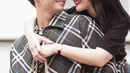 Prilly Latunconsina dan Omara Esteghlal tampil romantis dalam outfit serba hitam monogram Burberry
