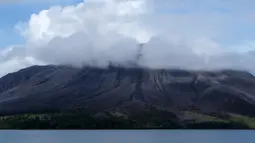Pada Rabu, 17 April 2024, pukul 20.15 Wita, Gunung Ruang mengalami erupsi besar yang melontarkan abu vulkanik setinggi tiga kilometer. (Ronny Adolof BUOL / AFP)