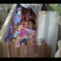 Kisah malang Ibu Rosida, wanita pengidap kanker payudara yang diusir warga dan harus tinggal di dalam gerobak sendirian.