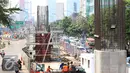 Pekerja menyelesaikan tahap Lanjutan proyek pembangunan jalan layang khusus Transjakarta koridor XIII Ciledug-Tendean, Jakarta, Selasa (23/6/2015). Proyek jalan layang yang mencapai Rp 2,5 triliun bisa digunakan 2016 mendatang. (Liputan6.com/Helmi Afandi)