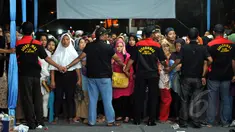 Sejumlah petugas terlihat berjaga mengamankan acara tahlilan 40 hari meninggalnya Olga Syhaputra di kediaman orang tua Olga di kawasan Duren Sawit, Jakarta, Rabu (6/5/2015). (Liputan6.com/Panji Diksana)