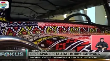 Mobil golf bercorak ulos sadum angkola disiapkan untuk kendaraan Presiden Joko Widodo dan ibu negara selama resepsi Bobby dan Kahiyang.