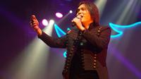 Vokalis Once Mekel turut membawakan sejumlah lagu hits milik Dewa 19 dalam konser 20 tahun album Bintang Lima di Kota Bandung, Sabtu (15/2/2020). (Liputan6.com/Huyogo Simbolon)