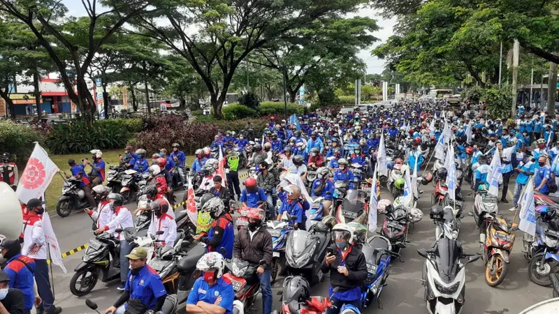 Ribuan buruh di kawasan Tangerang Raya turun ke jalan demo Omnibus Law Cipta Kerja, Kamis (22/10/2020).