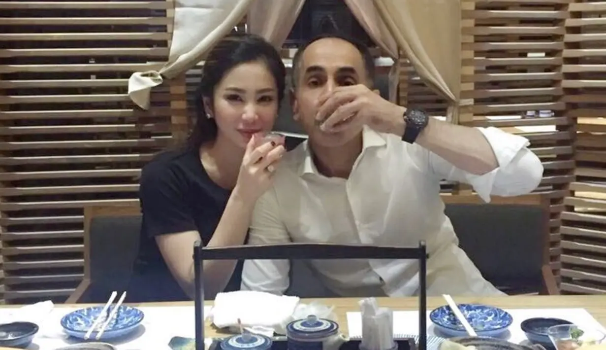 Rumah tangga Bunga Zainla dan Sukhdev Singh terlihat sangat bahagia, hampir tidak ada kabar miring yang menerpa rumah tangga mereka. (Foto: instagram.com/bungazainal05)