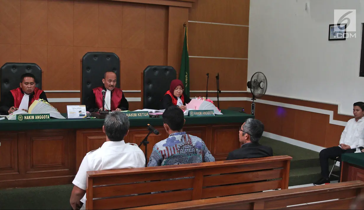 Suasana sidang kasus dugaan penipuan perjalanan umrah First Travel di PN Kota Depok, Jawa Barat, Senin (9/4). Sidang mendengarkan keterangan saksi ahli. (Liputan6.com/Herman Zakharia)