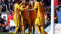 Pemain Barcelona merayakan gol pertama ke gawang Levante (Reuters)