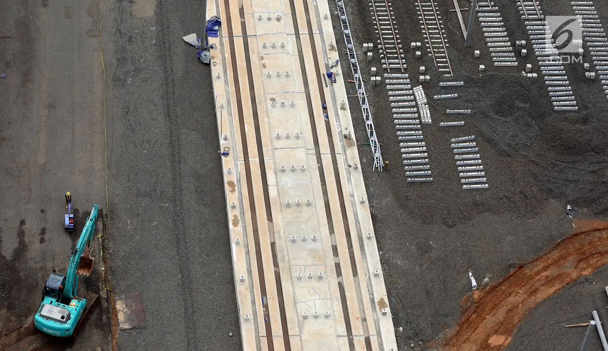 Pemandangan kontruksi bangunan yang masih dalam tahap penyelesaian di depo Mass Rapid Transit (MRT) di Lebak Bulus, Jakarta, Selasa (14/11). Pembangunan depo MRT kini sudah mencapai 75 %. (Liputan6.com/JohanTallo)