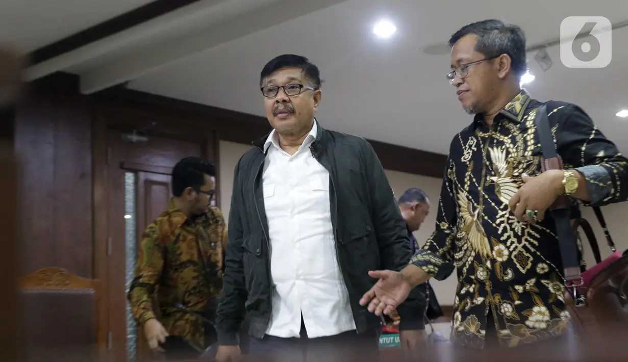 Terpidana penyalahgunaan kewenangan untuk penerbitan IUP di Sulawesi Tenggara, Nur Alam (tengah) usai mengikuti sidang PK di Pengadilan Negeri Jakarta Pusat, Kamis (31/10/2019). Sebelumnya di tingkat kasasi, mantan Gubernur Sulteng dijatuhi hukuman 12 tahun penjara. (Liputan6.com/Helmi Fithriansyah)