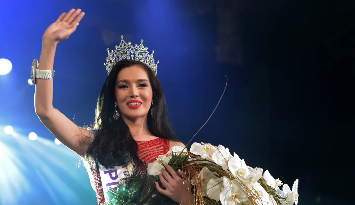 Kontestan dari Filipina Trixie Maristela melambaikan tangan usai dinobatkan sebagai Miss International Queen 2015 di Pattaya, Thailand, Jumat (6/11). Kontes kecantikan bagi waria ini diikuti 27 kontestan dari 17 negara. (AFP Photo/Pornchai Kittiwongsakul)