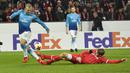 Pemain FC Cologne, Jannes Horn (kanan) menghalau bola dari kaki pemain Arsenal, Jack Wilshere pada laga grup H Liga Europa di Rhein  Energie Stadium, Cologne, (23/11/2017). Arsenal kalah 0-1. (AP/Martin Meissner)