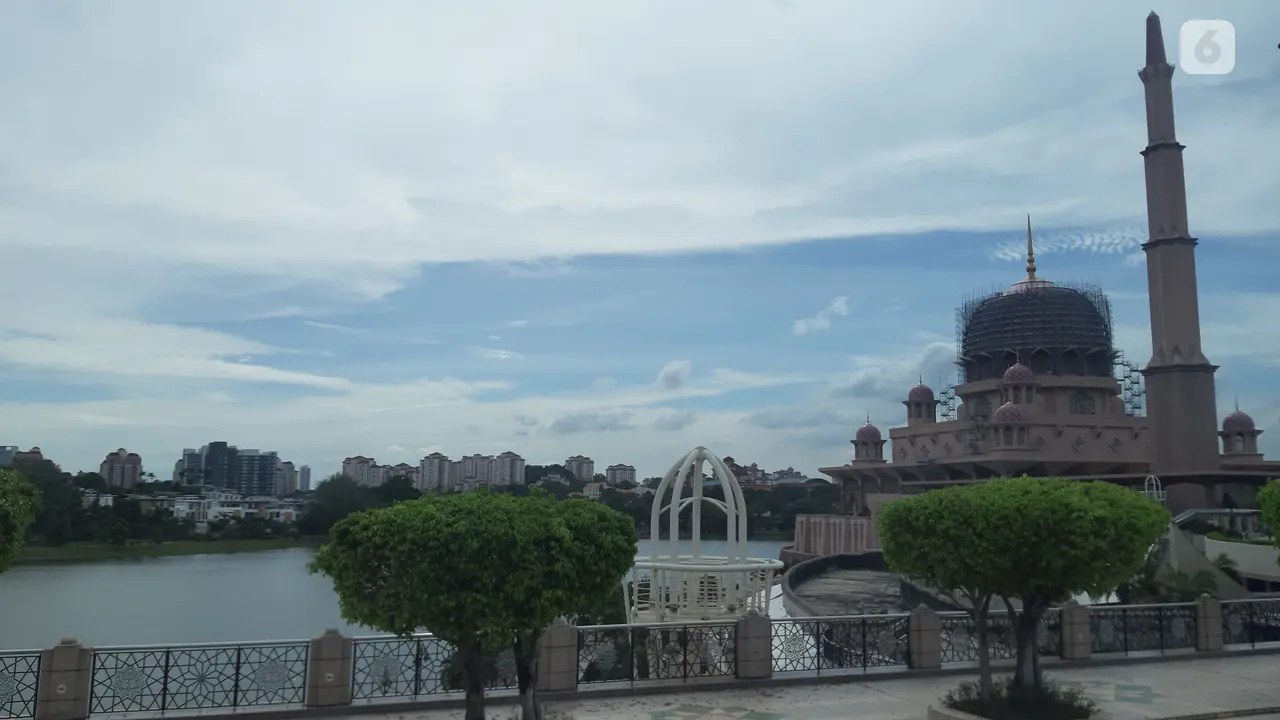 Pemandangan Putrajaya yang indah di Malaysia. Dok: Tommy Kurnia/Liputan6.com