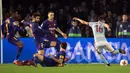 Pemain Barcelona mengamati pemain Celta Vigo, Jozabed melakukan tendangan pada pertandingan leg pertama babak 16 besar Copa del Rey di Stadion Balaidos, Kamis (4/1). Barcelona dan Celta Vigo mengakhiri laga dengan skor imbang 1-1. (AP/Lalo R. Villar)
