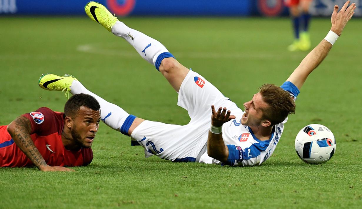 Pemain Inggris, Ryan Bertrand (kiri), melanggar pemain Slovakia, Peter Pekarik, pada laga terakhir Grup B Piala Eropa 2016 di Stade Geoffroy-Guichard, Saint-Etienne, Selasa (21/6/2016) dini hari WIB. (AFP/Jeff Pachoud)