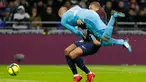 Bomber Paris Saint-Germain, Kylian Mbappe berbenturan dengan kiper Olympique Lyon, Anthony Lopes dalam lanjutan Ligue 1 di Groupama Stadium, Senin (22/1). Lopes tak sengaja menerjang Mbappe hingga terjatuh saat hendak merebut bola. (AP/Laurent Cipriani)