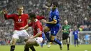 Siapa yang tak kenal pasangan kakak beradik Gary dan Phil Neville. Mereka berdua kompak membela Manchester United dan meraih gelar treble bersama. (Foto: AFP/Magi Haroun)