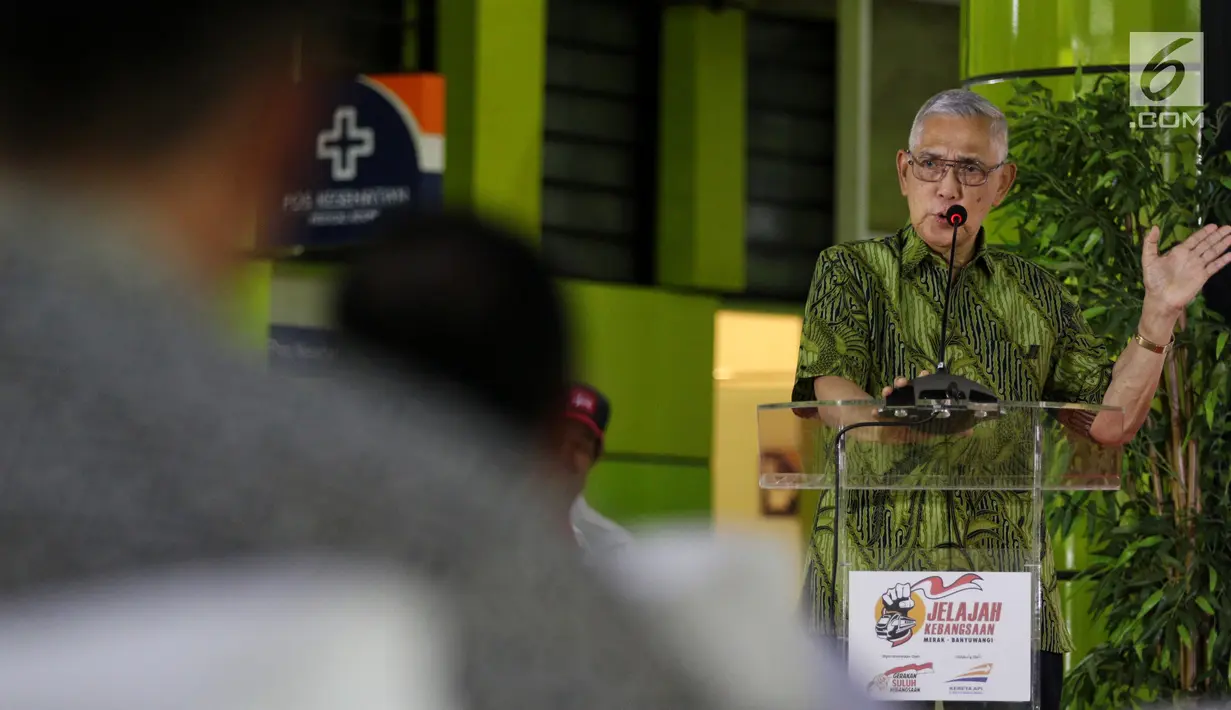 Wapres Indonesia ke-6, Try Sutrisno memberi sambutan saat menghadiri Dialog Kebangsaan Seri II di Stasiun Gambir, Jakarta, Senin (18/2). Dialog tersebut mengambil tema "Mengokohkan kebangsaan menyongsong Indosia Emas 2045". (Liputan6.com/Johan Tallo)