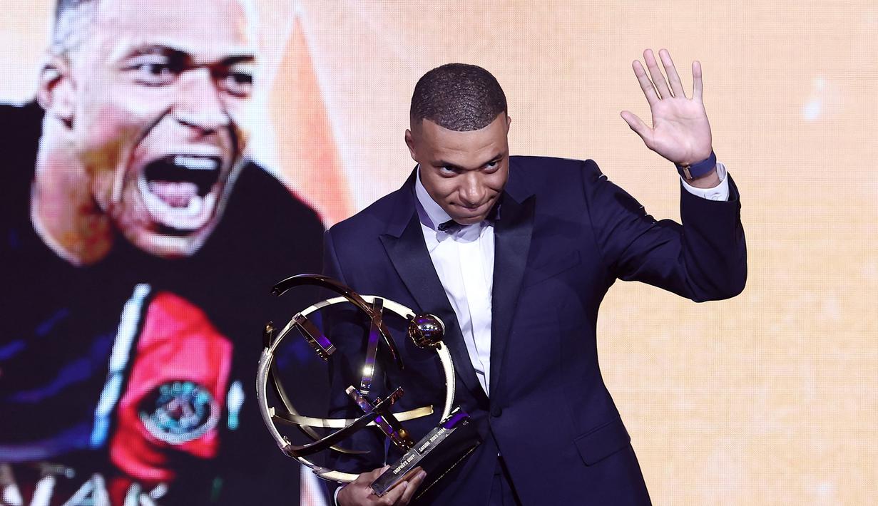 Pemain PSG, Kylian Mbappe mendapatkan penghargaan pemain terbaik Ligue1 Prancis pada acara yang berlangsung di Paris, Prancis, Senin (13/04/2024) waktu setempat. (AFP/Franck Fife)