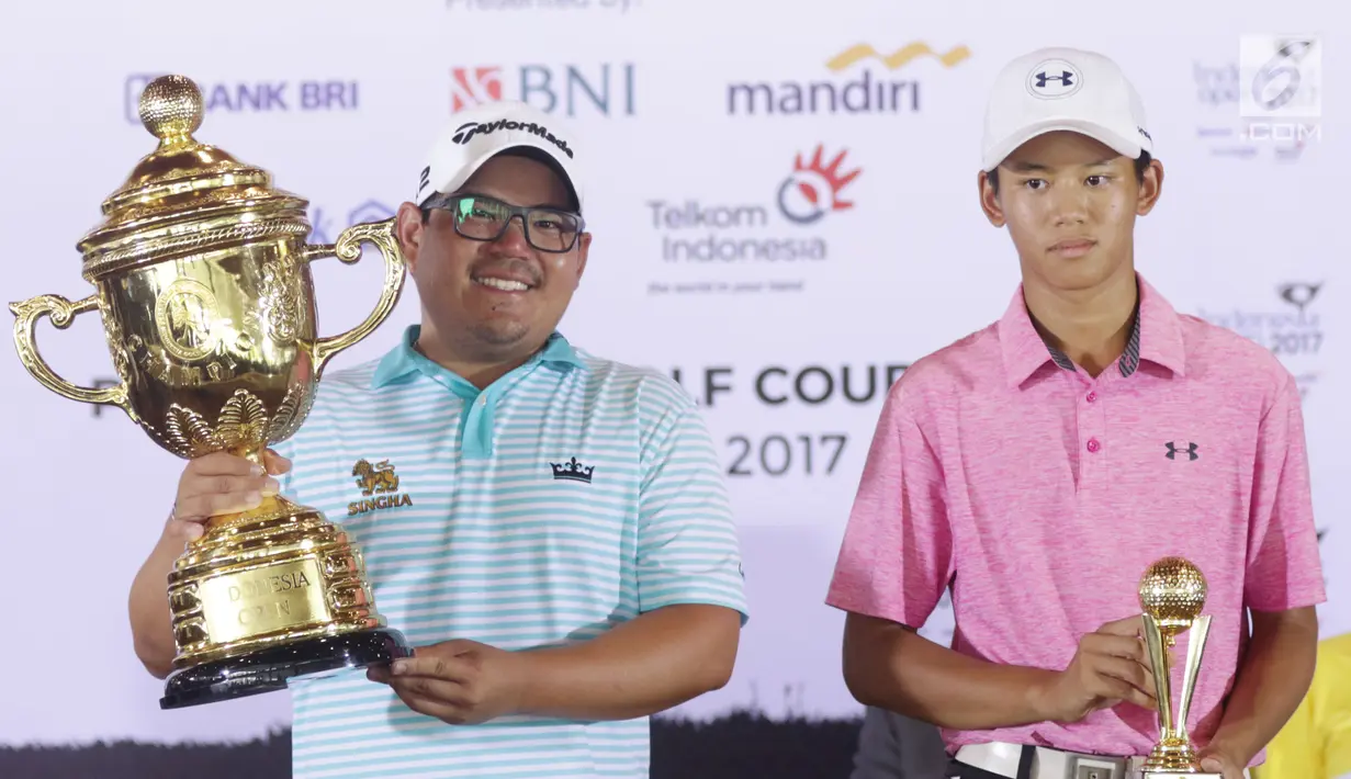 Pegolf Thailand, Panuphol Pittayarat (kiri) bersama Juara Amatir Golf Indonesia Open 2017, Jose Suryaatmaja berpose usai menerima piala di Pondok Indah Golf Course, Jakarta, Minggu (29/10). (Liputan6.com/Helmi Fithriansyah)