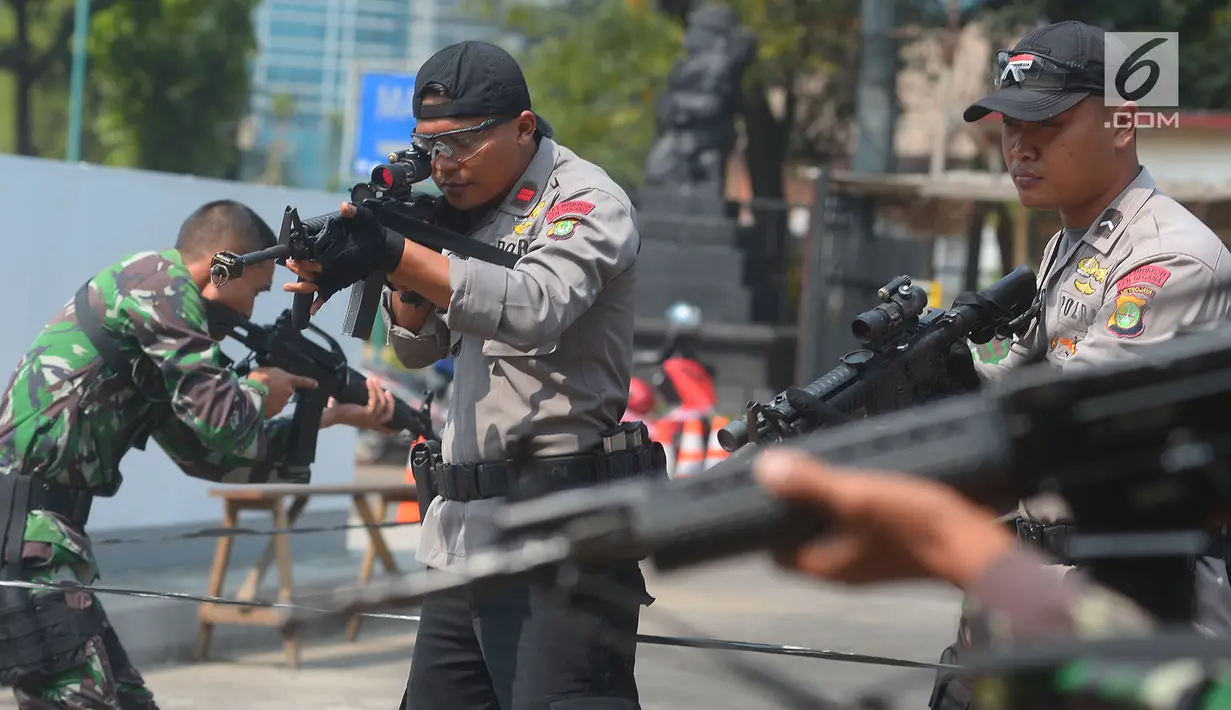 Tim gabungan dari TNI dan Polri melakukan latihan pengamanan Asian Games 2018 di lapangan Istora Senayan, Jakarta, Rabu (18/7). Latihan terkait pengawalan tamu VVIP Asian Para Games 2018 dan mengatasi gangguan yang terjadi. (Merdeka.comImam Buhori)