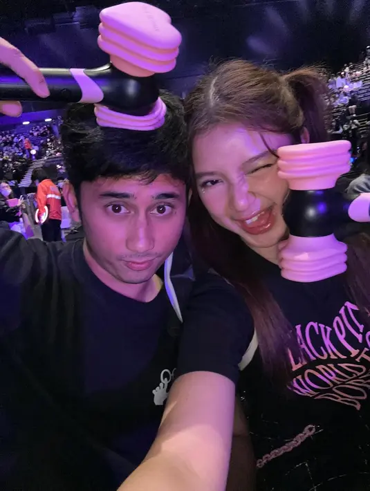 Pasangan Tiara Andini-Alshad Ahmad juga terlihat nonton konser bersama mengenakan kaus berwarna hitam. [Foto: IG/tiaraandini].