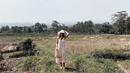 <p>Nia Ramadhani benar-benar mengeksplor seluruh tempat di Borobudur. Memakai dress polos tanpa lengan dan topi, Nia mampir ke sawah, Gaya simpel Nia yang berdiri di tengah sawah membuatnya tampak melokal. Tapi tetap dong pesona cantiknya tidak berkurang. (Instagram/ramadhaniabakrie)</p>