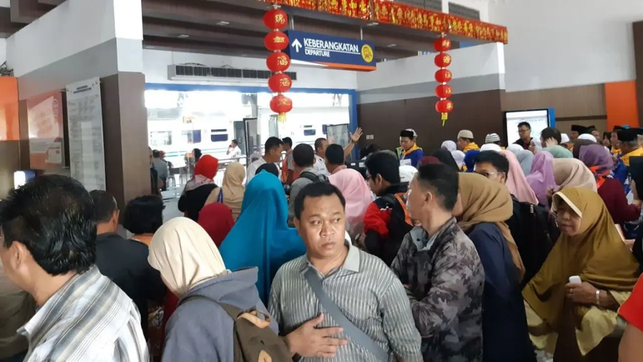 Penumpang kereta api hendak masuk ke ruang reservasi Stasiun Besar Purwokerto. (Foto: Liputan6.com/KAI Daop 5/Muhamad Ridlo)