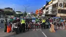 Aparat Gabungan POLRI-TNI memeriksa kelengkapan Surat Tanda Registrasi Pekerja  (STRP) bagi pengendara bermotor pada pos  perpanjangan Pemberlakuan Pembatasan Kegiatan Masyarakat (PPKM) Jalan Raya Ir.H.Djuanda, depan Sandratex, Tangerang Selatan, Kamis (15/07/2021). (merdeka.com/Arie Basuki )