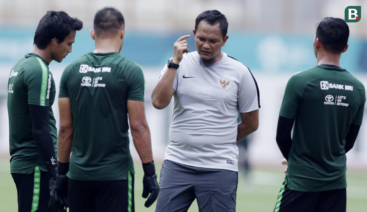 Pelatih kiper Timnas Indonesia, Kurnia Sandy, memberikan arahan kepada anak asuhnya saat sesi latihan di Stadion Wibawa Mukti, Jawa Barat, Minggu (4/11). Latihan ini merupakan persiapan jelang Piala AFF 2018. (Bola.com/M Iqbal Ichsan)