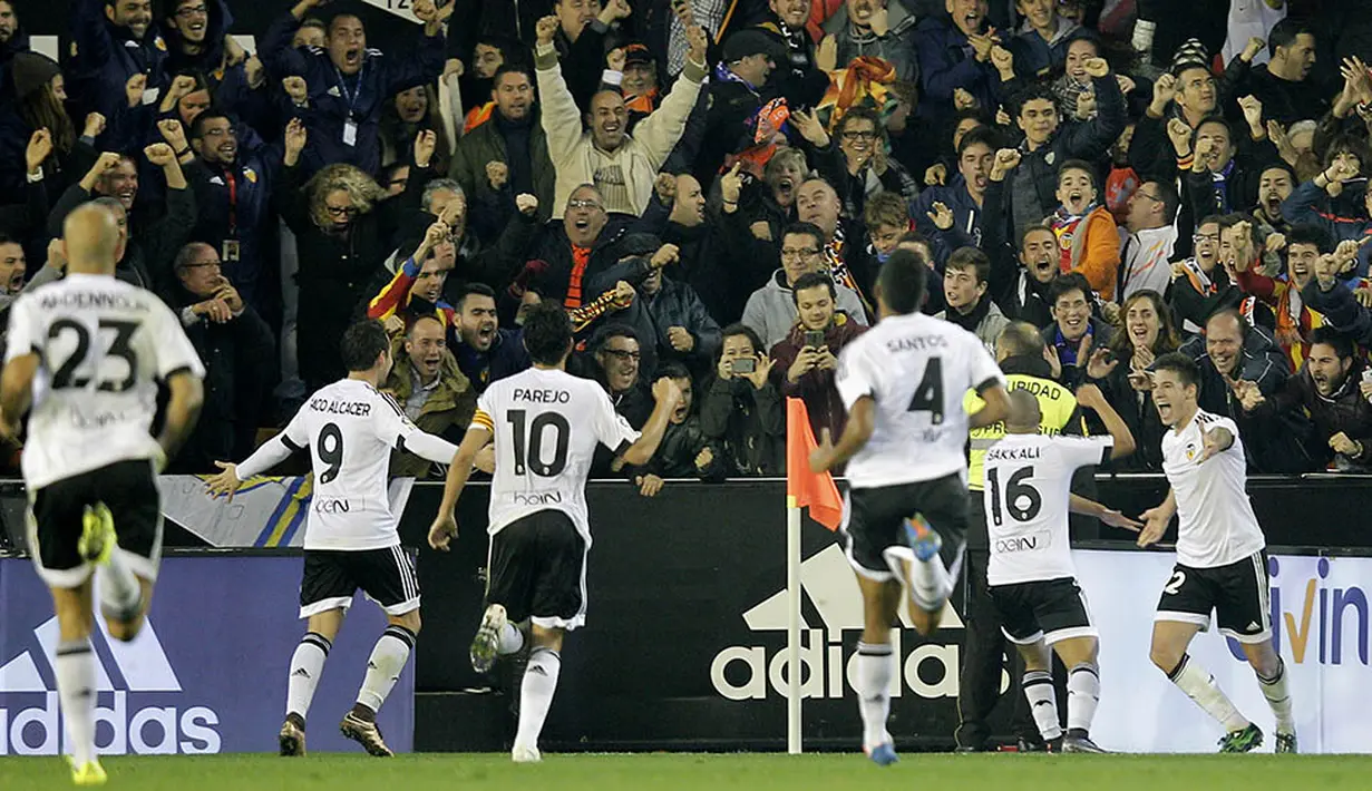 Para pemain Valencia merayakan gol yang dicetak ke gawang Barcelona pada laga La Liga Spanyol di Stadion Mestalla, Spanyol, Sabtu (5/12/2015). (AFP Photo/Jose Jordan)