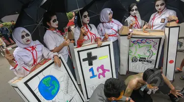 Sejumlah mahasiswa melakukan aksi teatrikal bertema 'Revolusi Pendidikan' dalam rangka memperingati Hari Pendidikan Nasional (Hardiknas) di Bundaran HI, Jakarta, Minggu (3/5/2015). (Liputan6.com/Faizal Fanani) 
