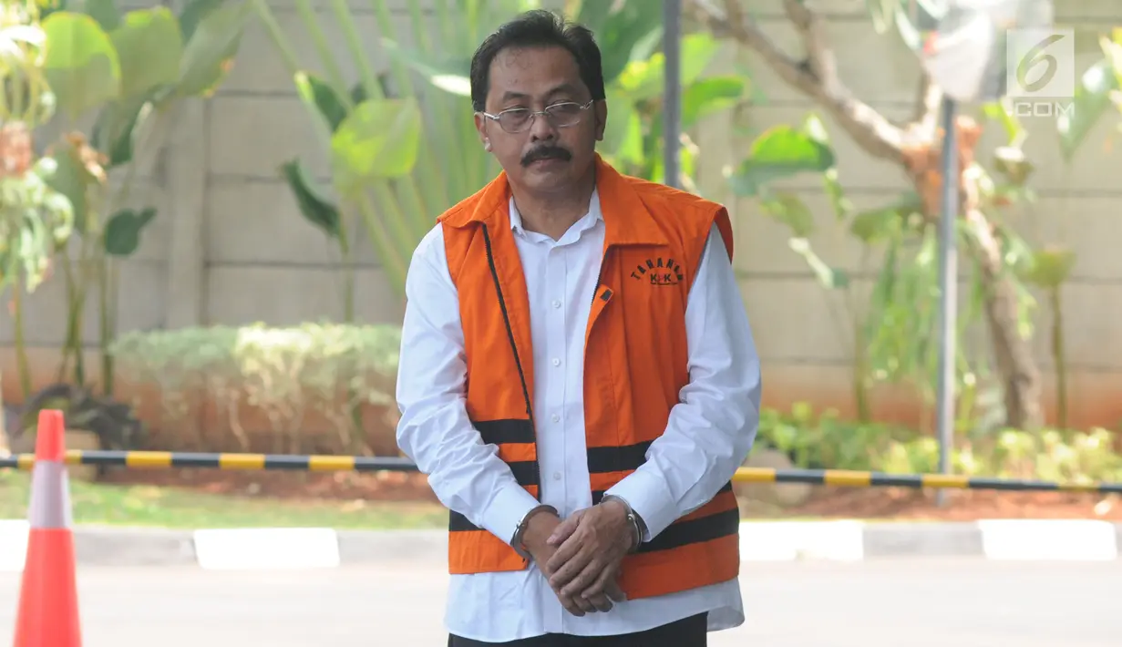Gubernur Kepulauan Riau nonaktif Nurdin Basirun tiba untuk menjalani pemeriksaan di Gedung KPK, Jakarta, Selasa (13/8/2019). (merdeka.com/Dwi Narwoko)