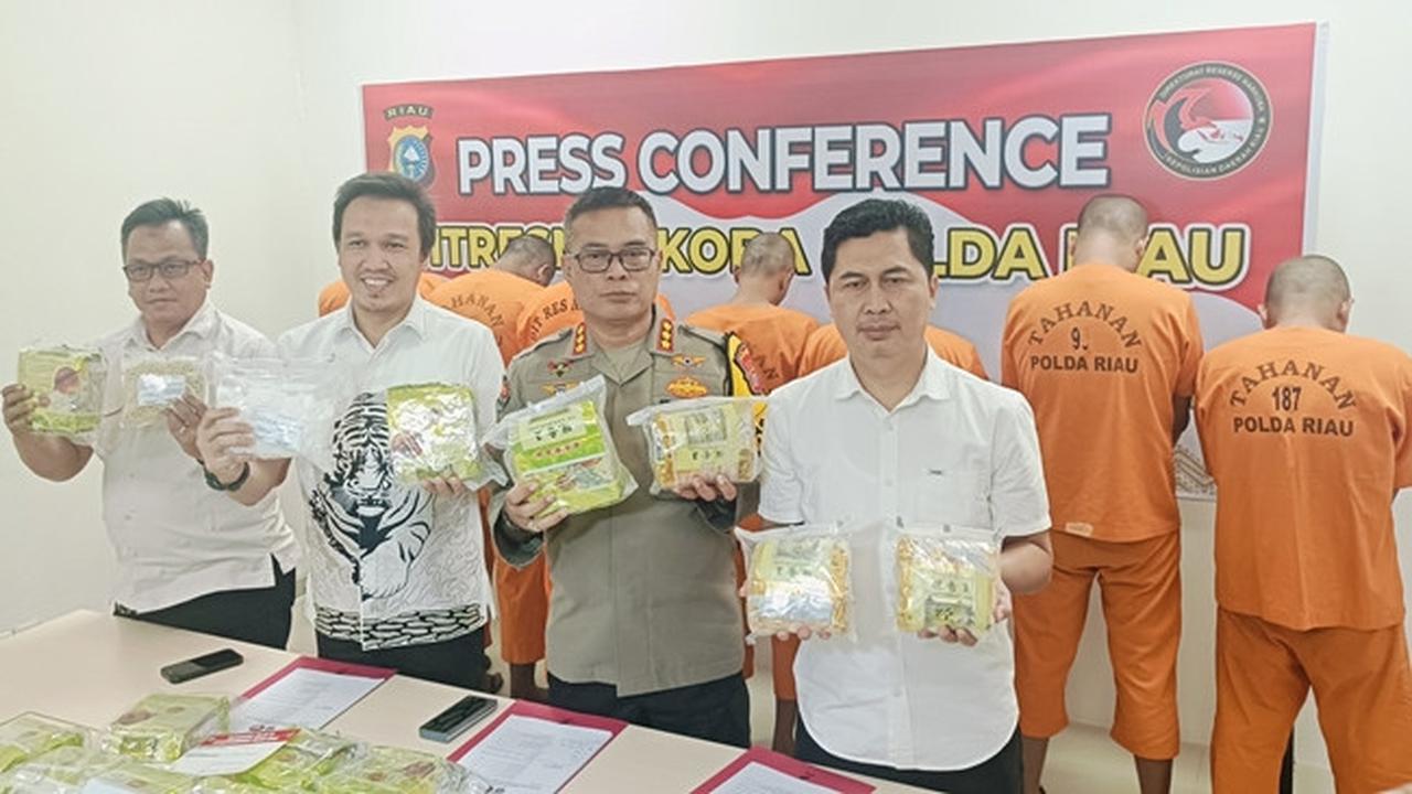 Konferensi pers pengungkapan 31 kilogram sabu oleh Polda Riau yang disita dari jaringan internasional.