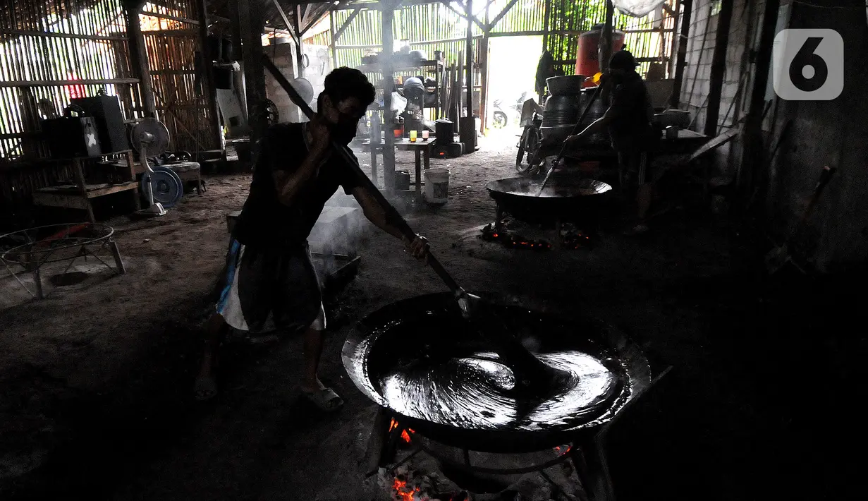 Pekerja menyelesaikan pembuatan dodol Betawi di kawasan Cilenggang, Serpong, Tangerang Selatan, Banten, Rabu (28/4/2021). Produksi dodol Betawi di masa pandemi COVID-19 pada tahun ini meningkat hingga 50 persen dibandingkan tahun lalu. (merdeka.com/Arie Basuki)