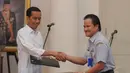 Gubernur DKI Jakarta Joko Widodo dan Dirjen Perhubungan Laut Kemenhub Bobby Mamahit, bersalaman usai penandatanganan perjanjian kerja sama di Balaikota Jakarta, Kamis (14/8/14). (Liputan6.com/Herman Zakharia)