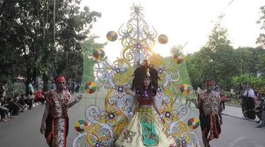 Kementerian Pariwisata dan Ekonomi Kreatif (Kemen Parekraf) menggelar karnaval di Jalan Medan Merdeka Barat, Jakarta, Senin (18/8/14). (Liputan6.com/Herman Zakharia)