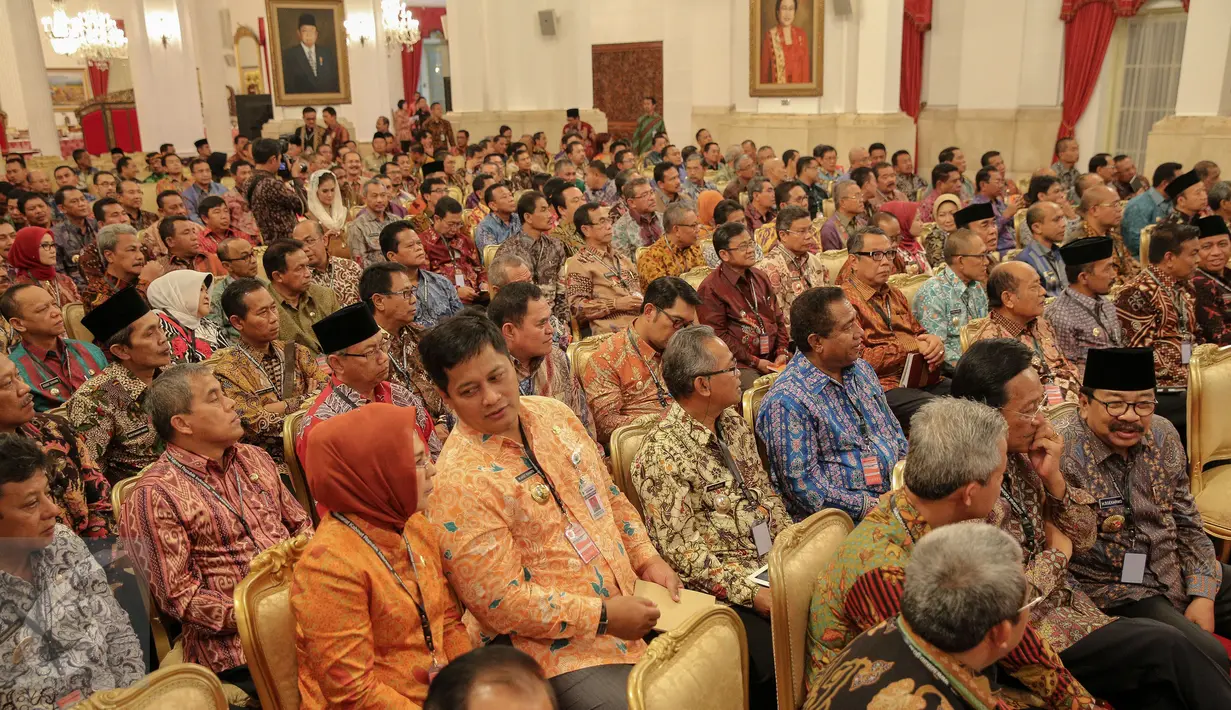 Sejumlah Gubernur, Bupati dan Walikota menghadiri raker dengan Presiden di Istana Negara, Jakarta, Rabu (21/10/2015). Raker membahas Pilkada Langsung 2015, serapan anggaran di daerah dan dana desa. (Liputan6.com/Faizal Fanani)
