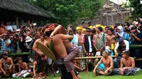 Perang Pandan merupakan tradisi di Desa Tenganan, Kabupaten Karangasem, Bali. (Liputan6.com/Dewi Divianta)